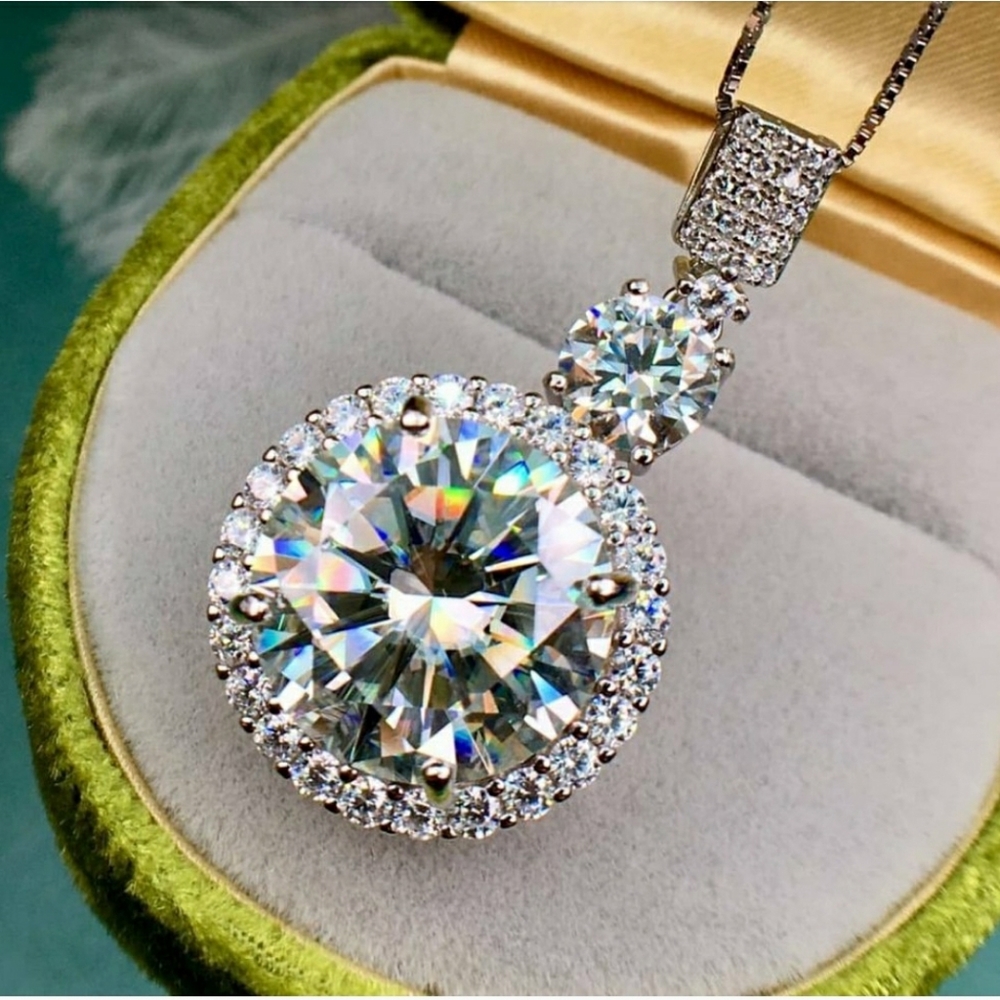 🆕️Certified 11ct t.w. Diamond Moissanite Halo